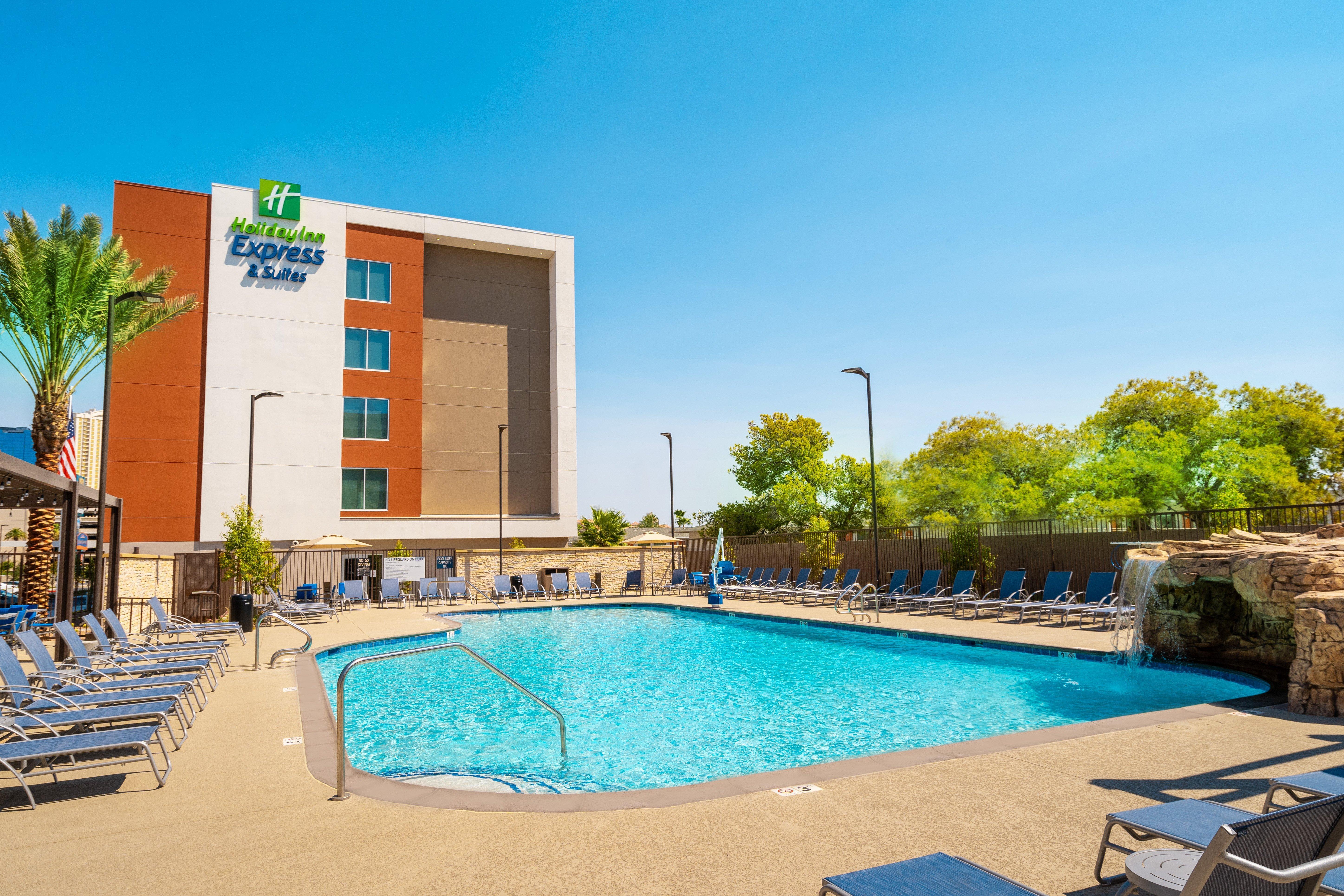 Holiday Inn Express & Suites - Las Vegas - E Tropicana By Ihg Екстериор снимка