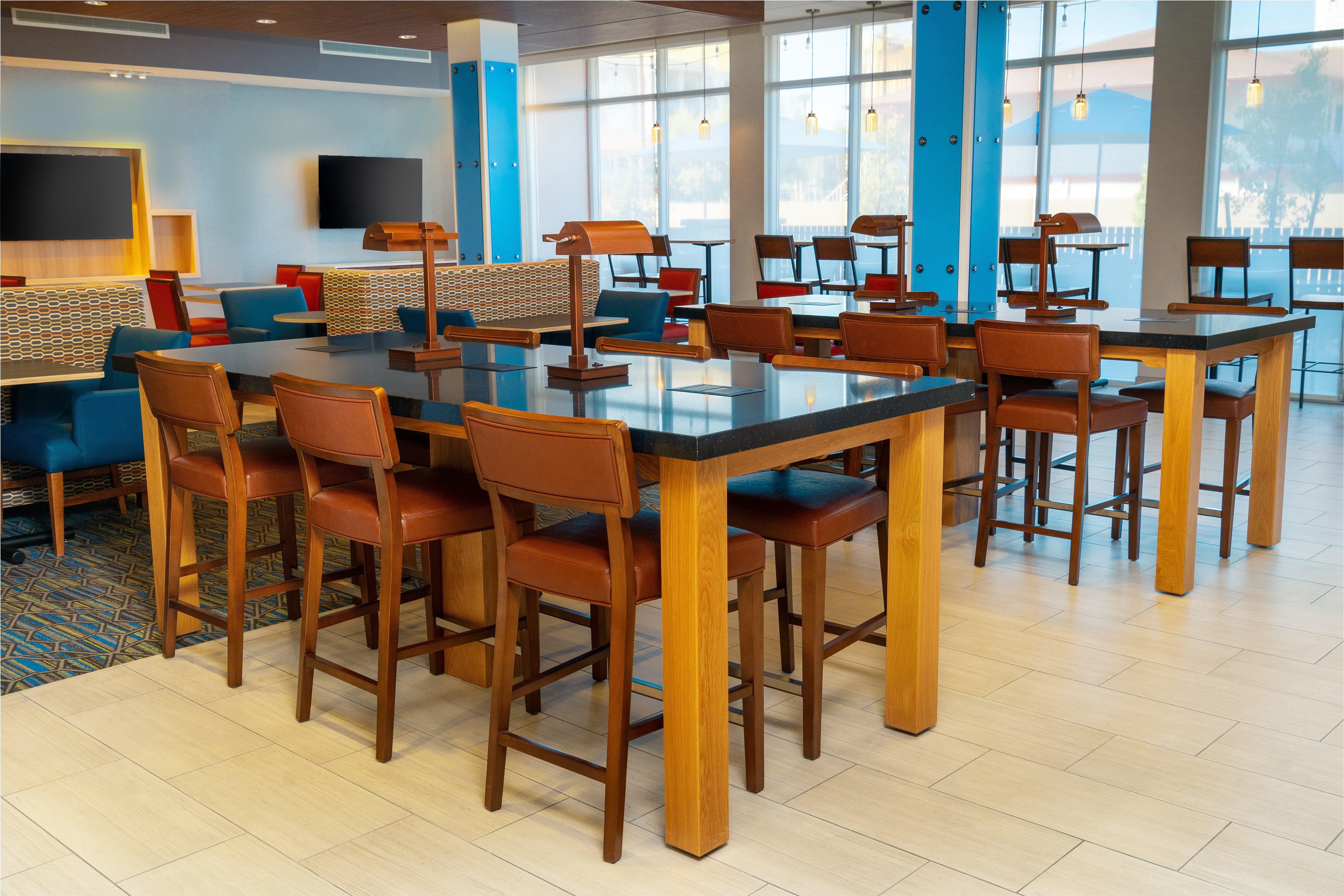 Holiday Inn Express & Suites - Las Vegas - E Tropicana By Ihg Екстериор снимка