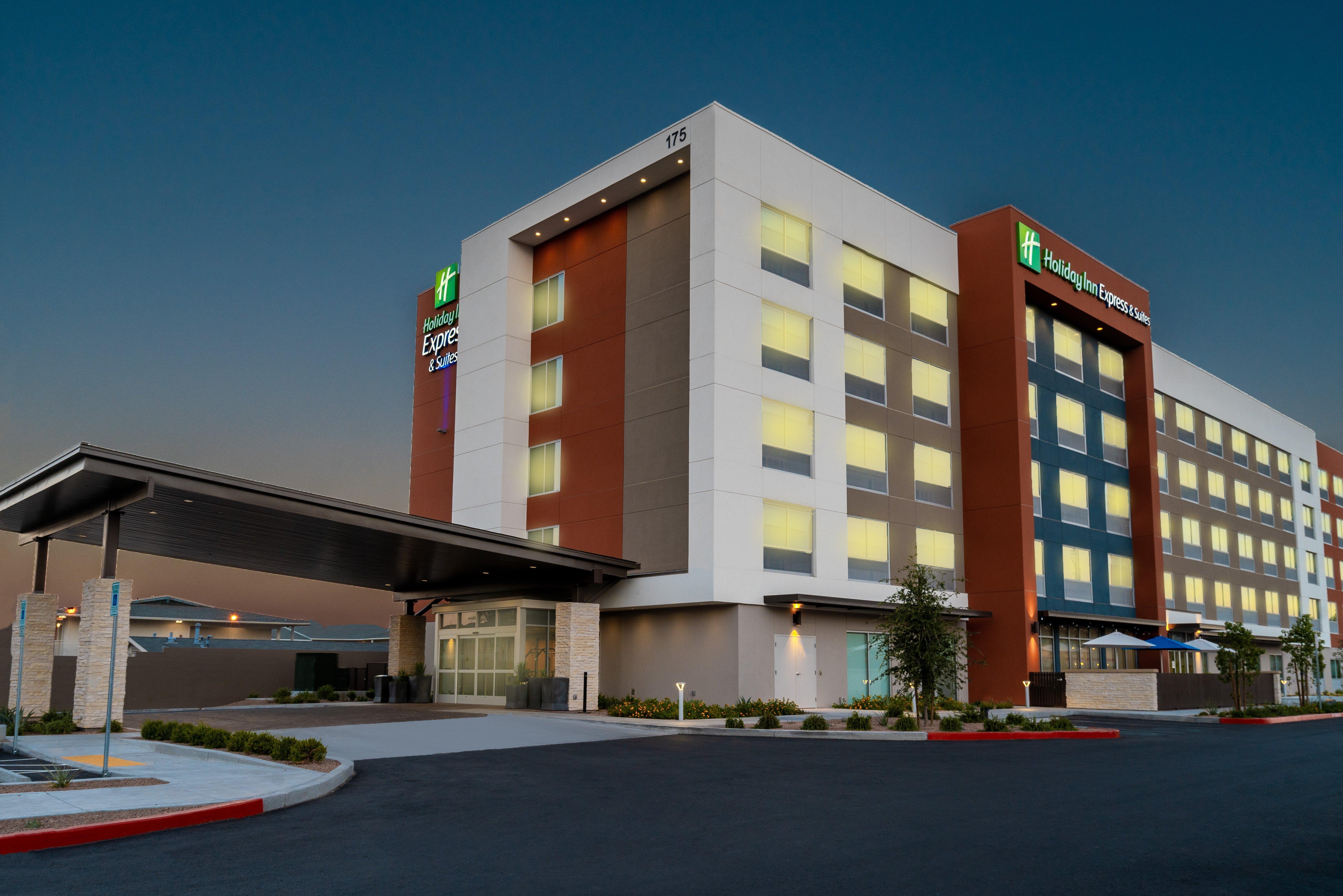 Holiday Inn Express & Suites - Las Vegas - E Tropicana By Ihg Екстериор снимка