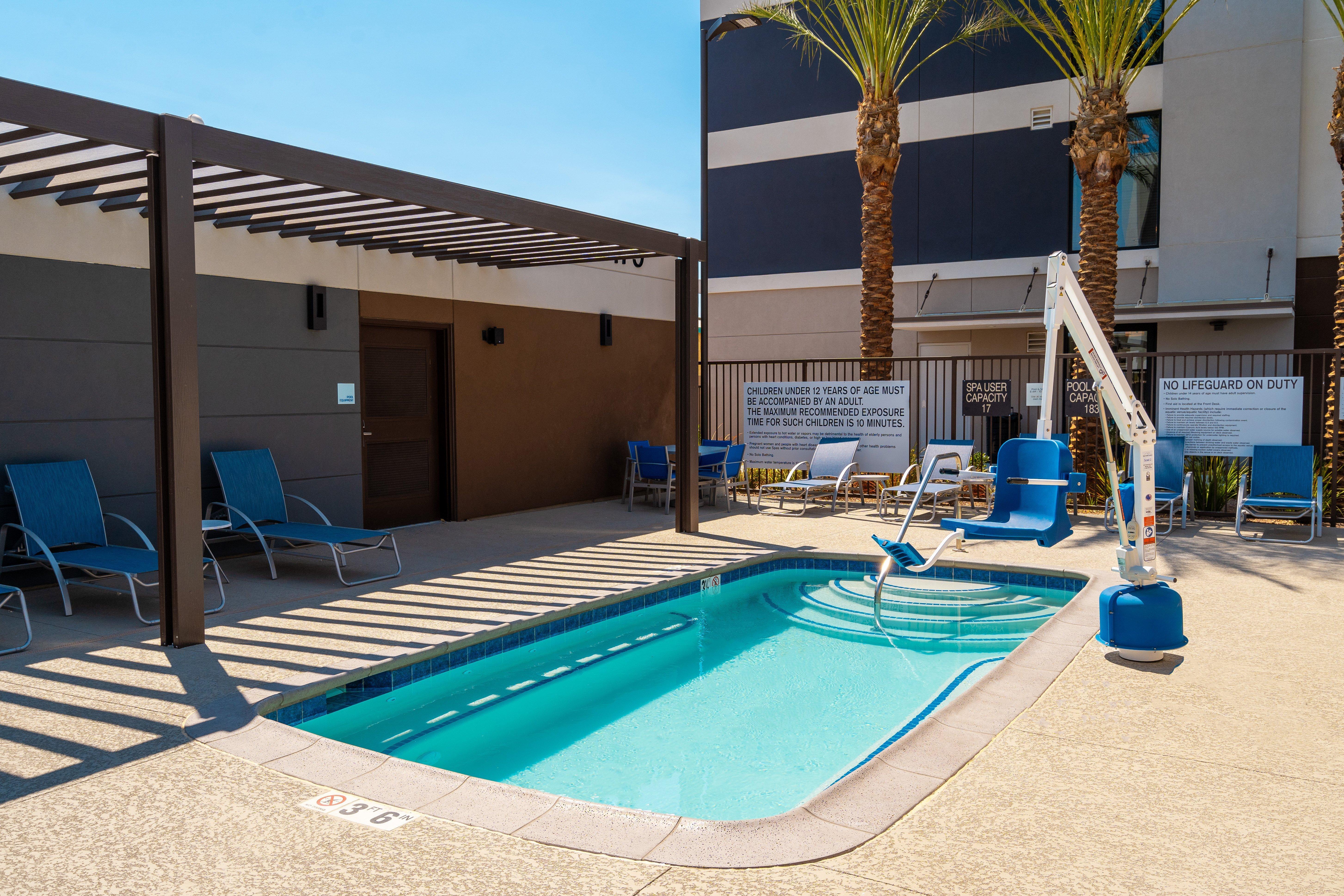 Holiday Inn Express & Suites - Las Vegas - E Tropicana By Ihg Екстериор снимка