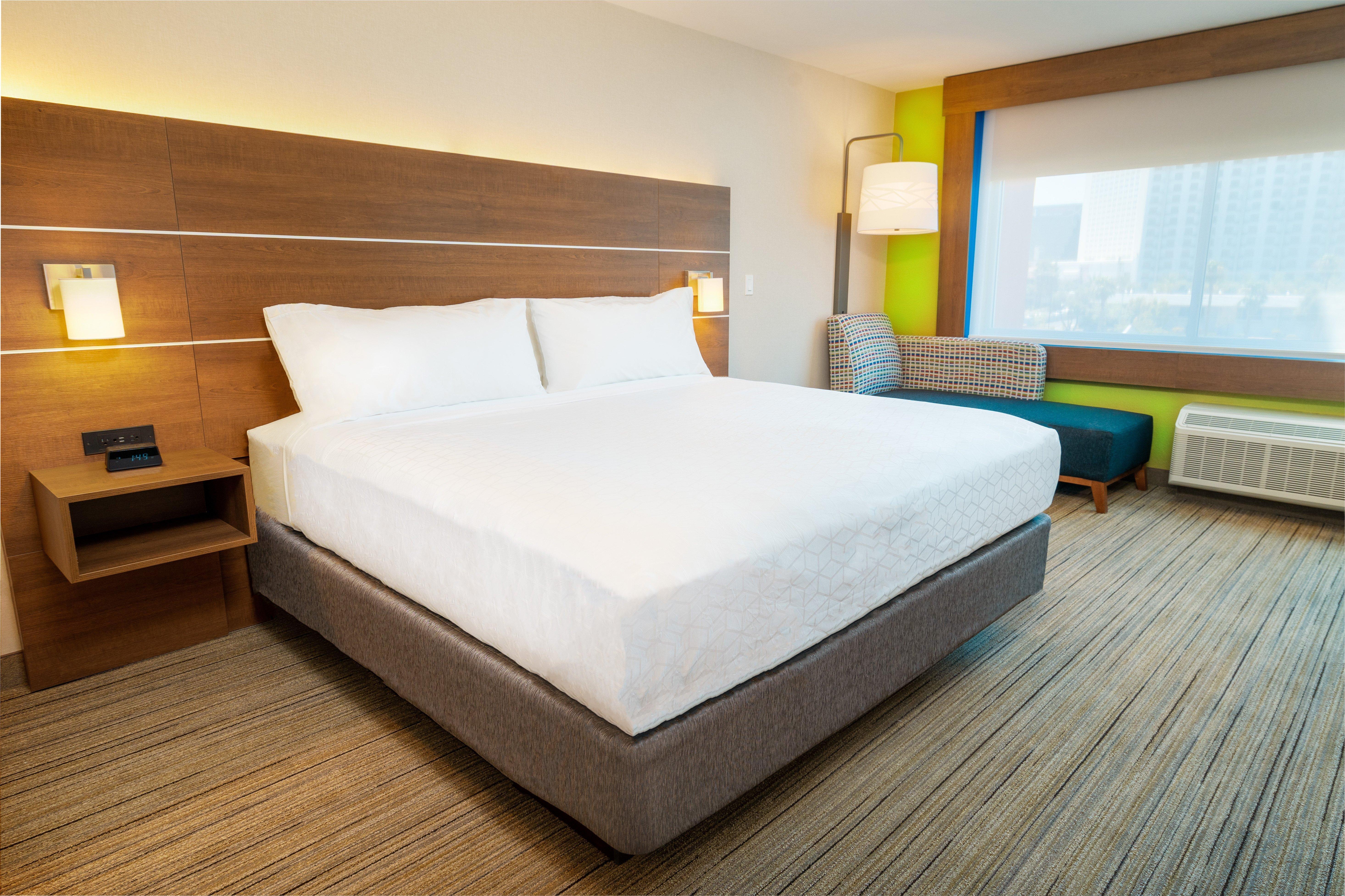 Holiday Inn Express & Suites - Las Vegas - E Tropicana By Ihg Екстериор снимка